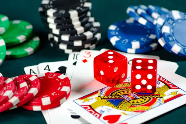 The Evolution of Online Casinos: From Virtual Slots to Live Dealers